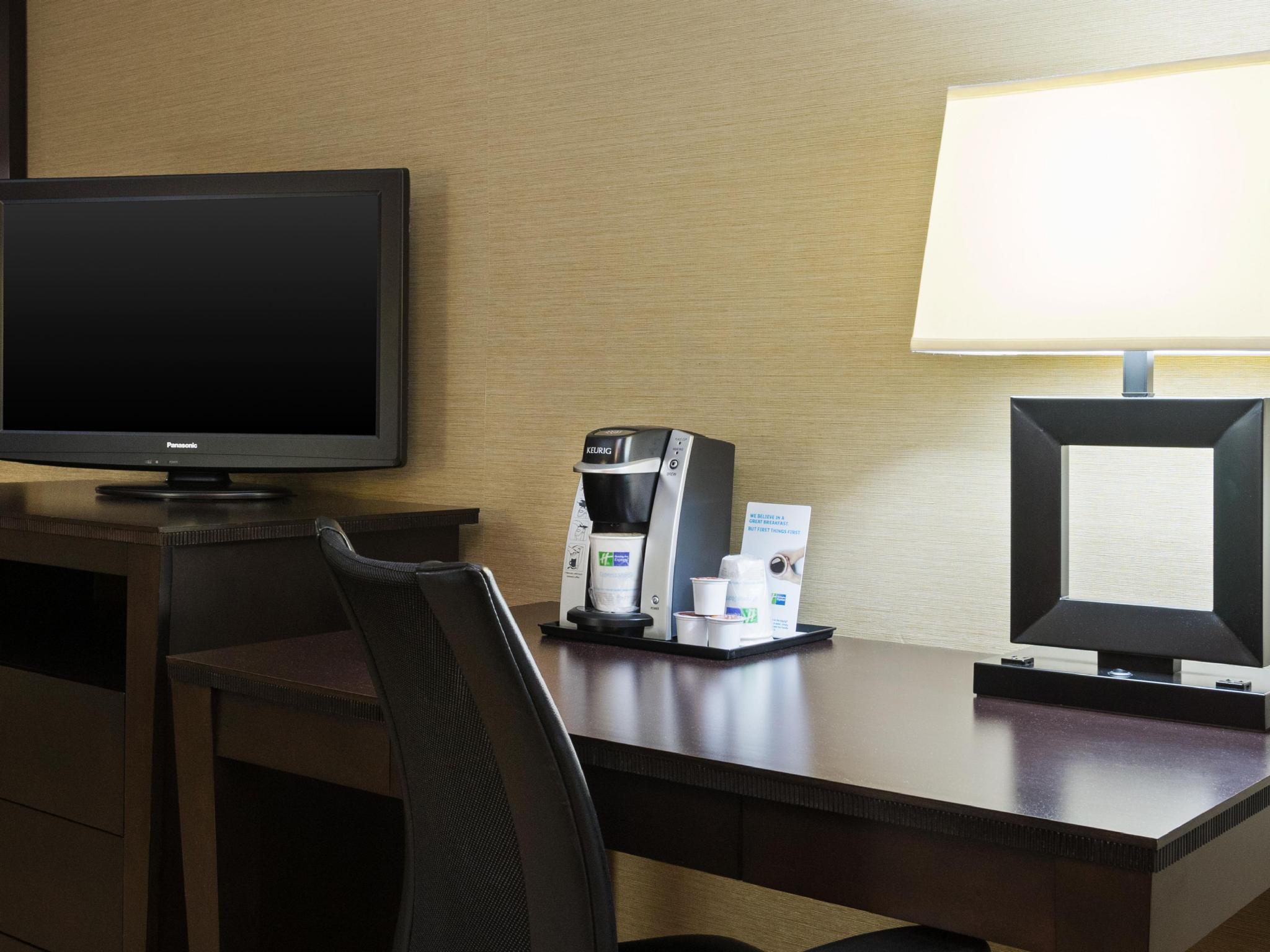Holiday Inn Express Charleston-Civic Center By Ihg Екстериор снимка
