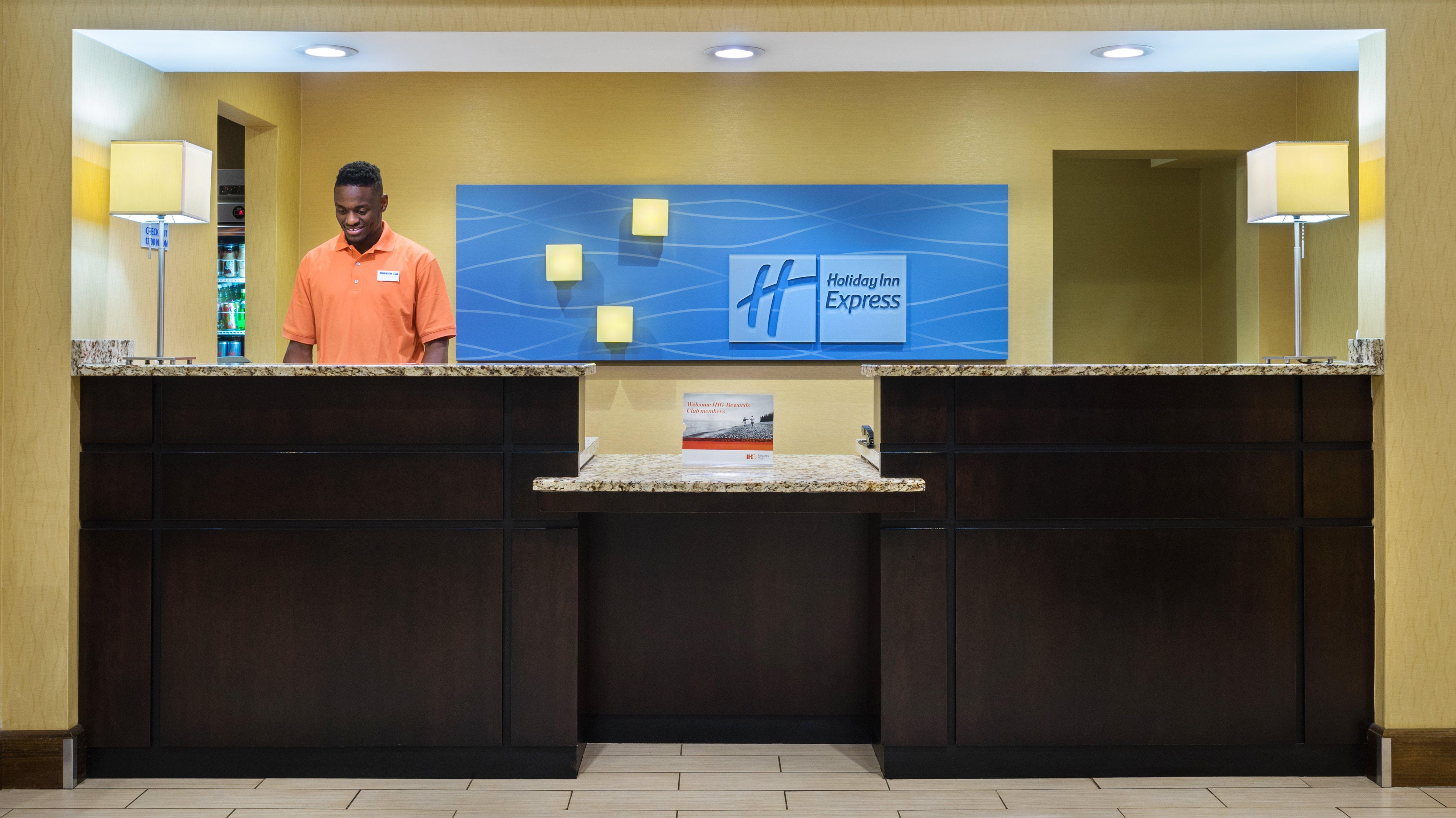 Holiday Inn Express Charleston-Civic Center By Ihg Екстериор снимка