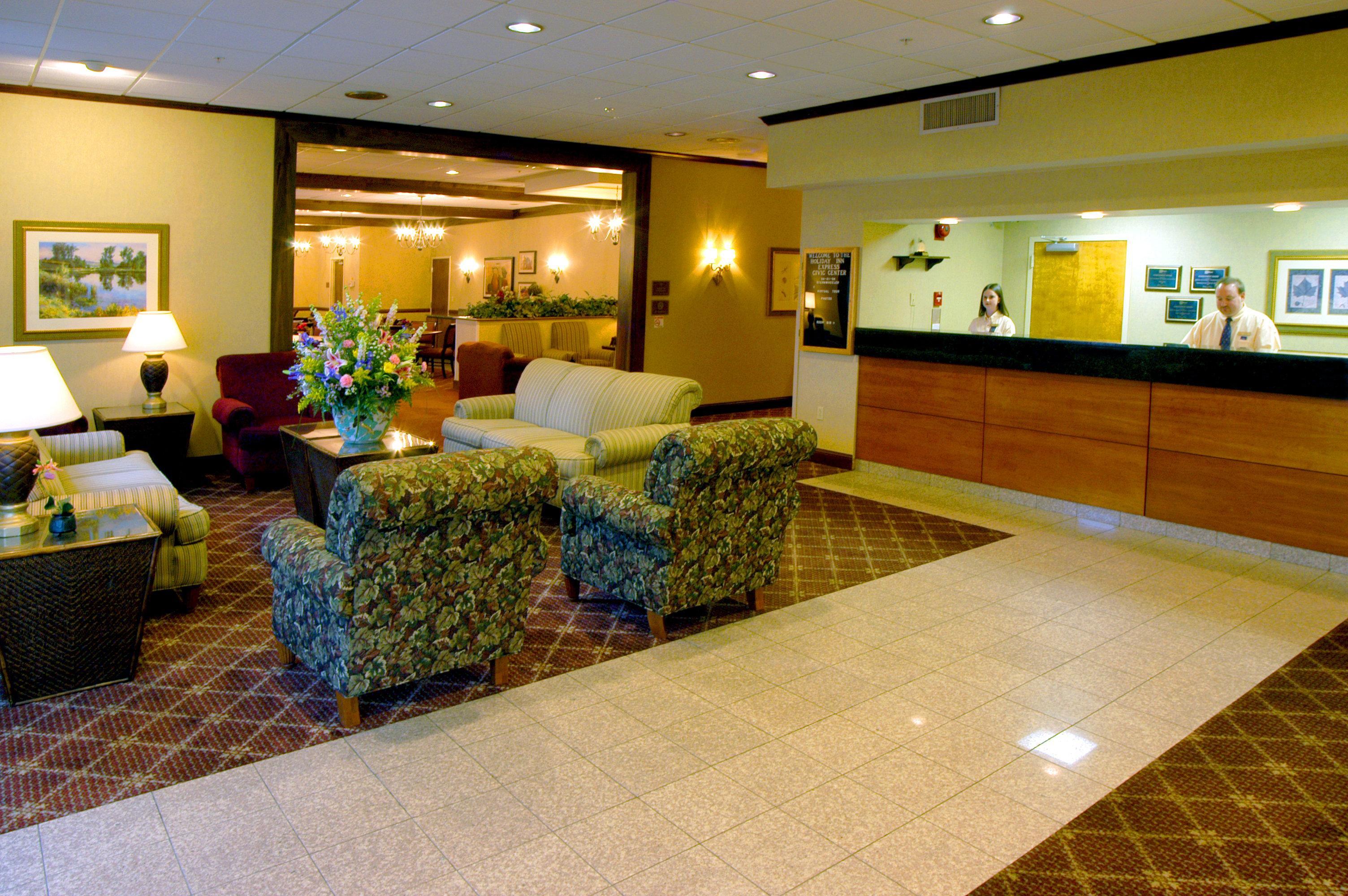 Holiday Inn Express Charleston-Civic Center By Ihg Екстериор снимка