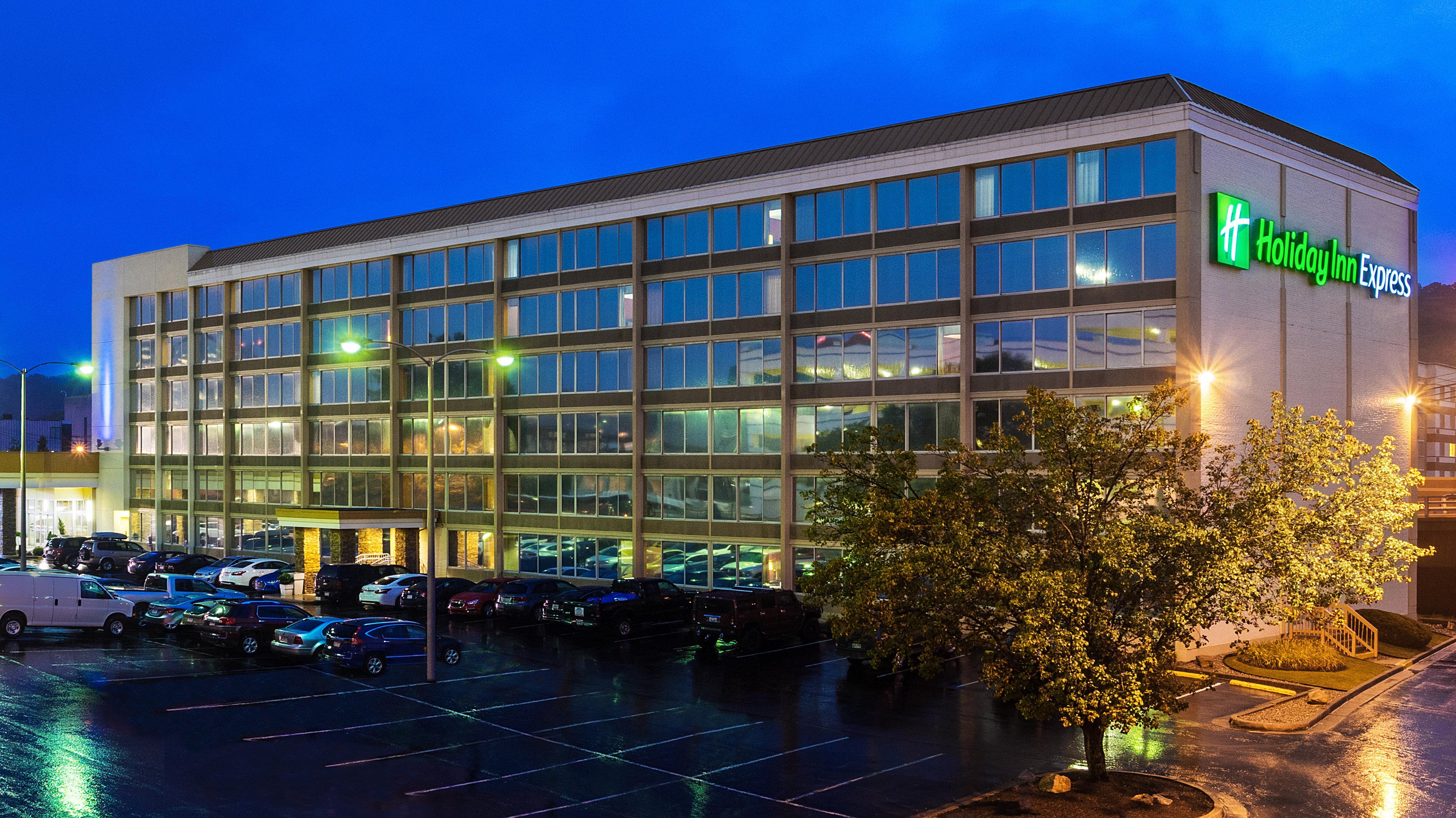 Holiday Inn Express Charleston-Civic Center By Ihg Екстериор снимка