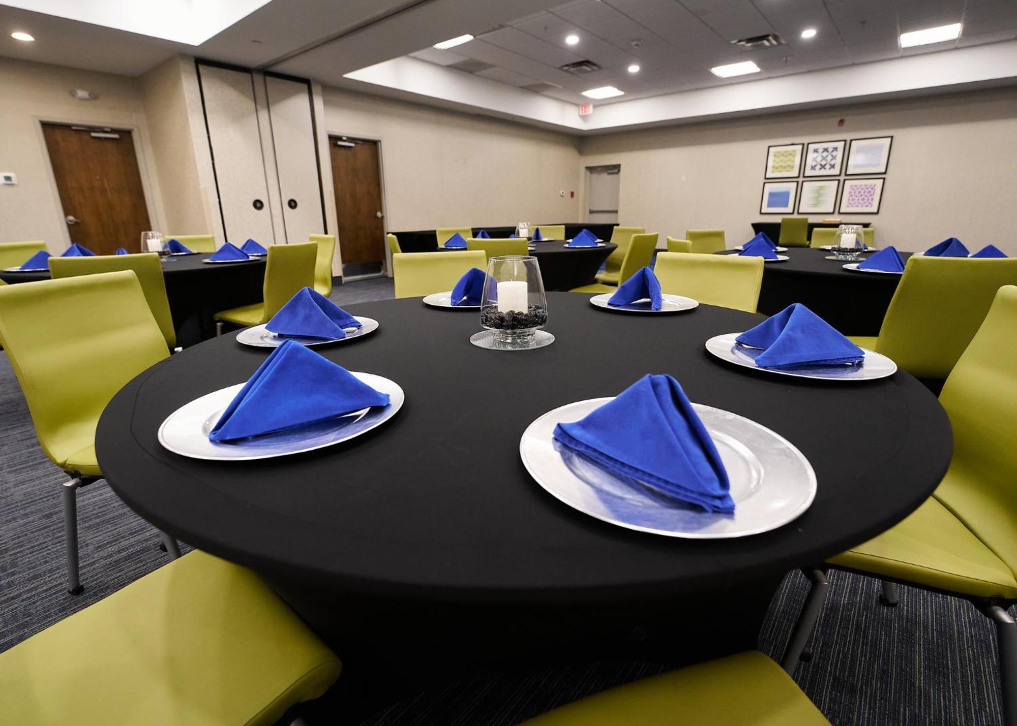 Holiday Inn Express Charleston-Civic Center By Ihg Екстериор снимка