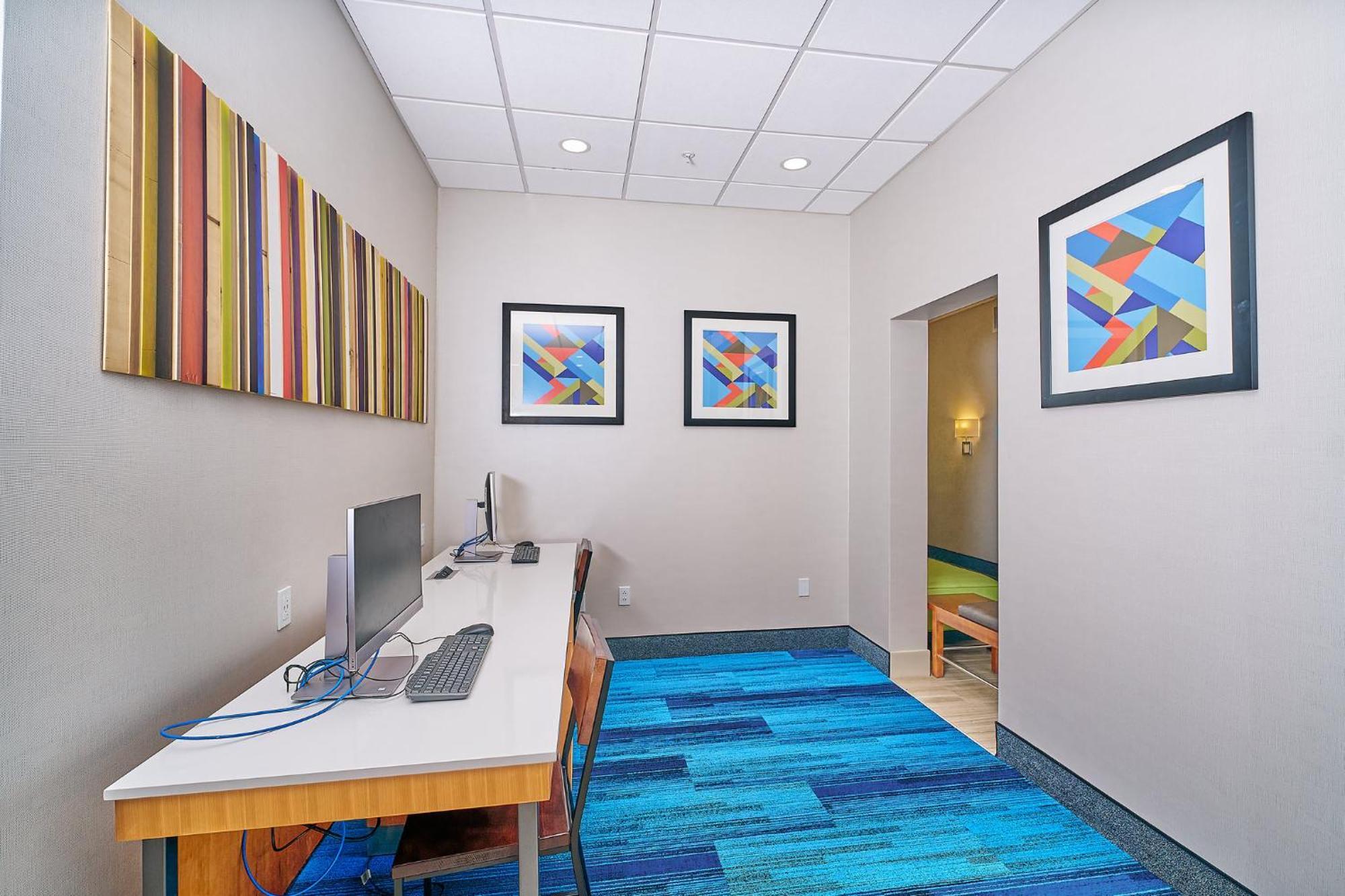 Holiday Inn Express Charleston-Civic Center By Ihg Екстериор снимка
