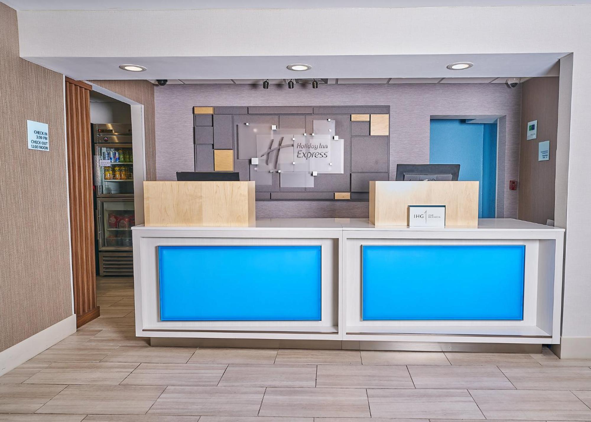Holiday Inn Express Charleston-Civic Center By Ihg Екстериор снимка